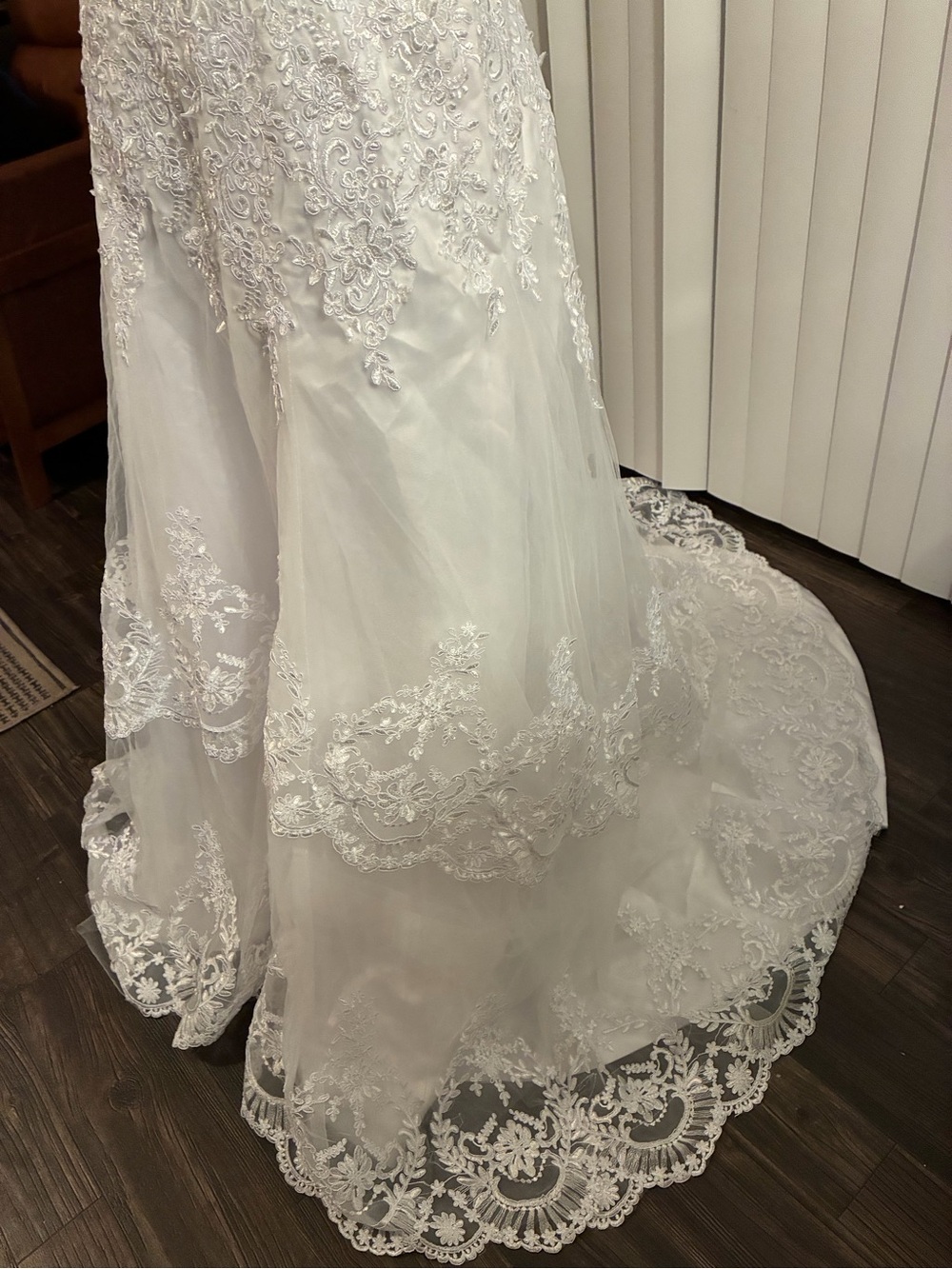 Elegant White Lace A-line Bridal Gown size M (6-8) Scalloped Neck 3/4 sleeves - Picture 6 of 16
